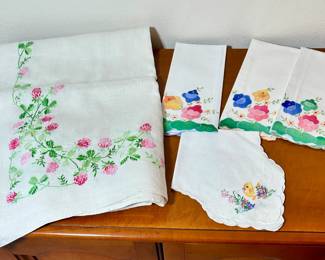 Vntg Embroidered Tblcth, hand towels
