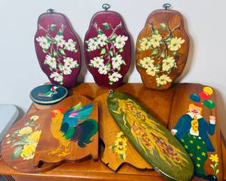 Vntg Wooden Wall Plaques