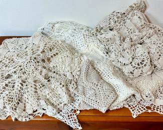 Lot vintage dolies & table covers