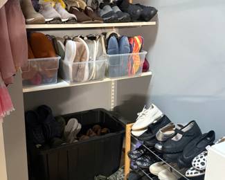hundreds of women's shoes size 7.5