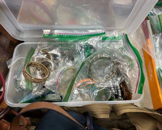 0016 Costume Jewelry Bracelets