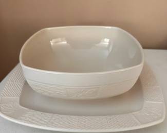 Discontinued Pfaltzgraff 11-piece Dinnerware set - Sierra Leaf Ivory Leaf Pattern