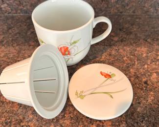 Tea cup with strainer and lid