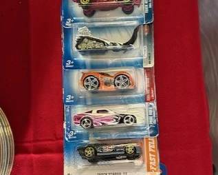8 Hot Wheels 