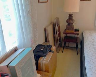 This is the other side of the bed, with the classic mid-century side table.