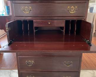 Antique Mahogany 5 drawer chest - 2nd drawer is a pullout, flip down desk