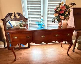 Queen Anne style mahogany sideboard - Provincial style