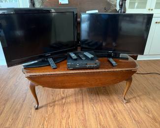 Queen Anne style drop leaf coffee table