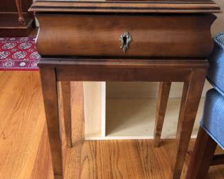 Petite Locking Tablre