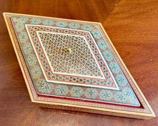 Several ethnic Boxes