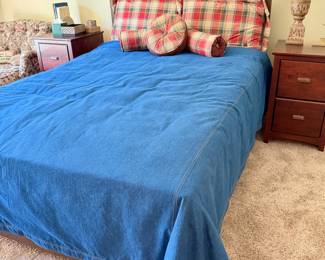 Queen Bed  /Wood Headboard/Queen Mattress separate
