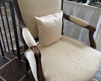 BEAUTIFUL ACCENT CHAIR - MINT CONDITION 
