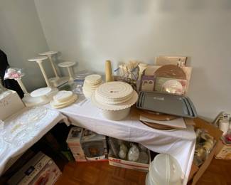 Wilton professional cake plates with columns