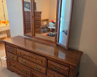 #80	Broyhill Dresser w/8 Drawers and Tri-fold Mirror - 66x18x32  Mirror - 50x46	 $150.00 