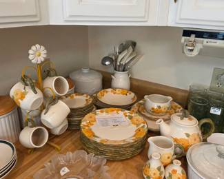 #60	Metlox Poppytrail Sculpted Zinnia - 38 piece mixed set 	 $76.00 