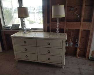6-drawer dresser; table lamps