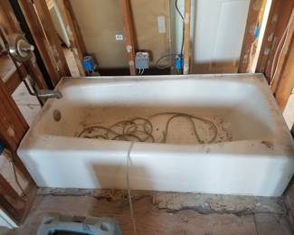 Bath tub