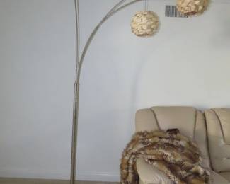 Triple hanging floor lamp.