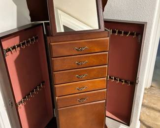 Free standing jewelry box