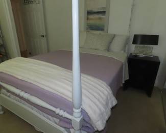 Four poster bed with canapy.