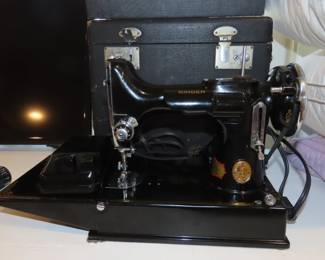 Antique Featherlight Singer sewing machine. Immaculate condition.