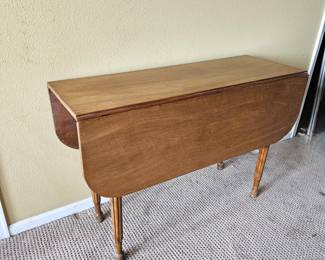 Vintage Drop Leaf Table – 2 Leaves – Turned Legs – 42" L