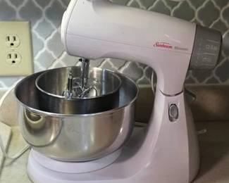 Sunbeam stand mixer with 2 bowls and 2 sets of beaters
