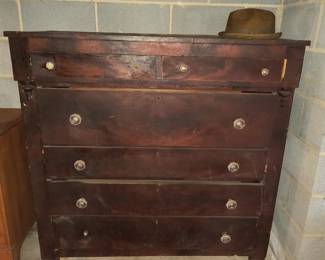 Early local chest of drawers 