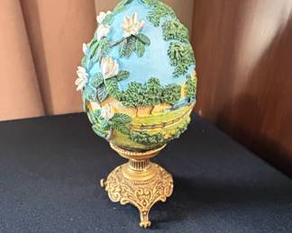 Scarlett of Tara "Gone With the Wind" Egg Figurine