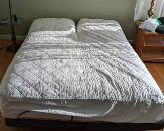 Saatva Solaire... Like new. Villes with dedicated sheets