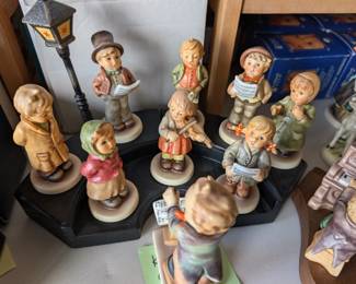 Full set of choir figures