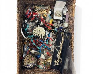 177 HUGECostumeJewelryCollectionNecklacesPinsWatchesMore