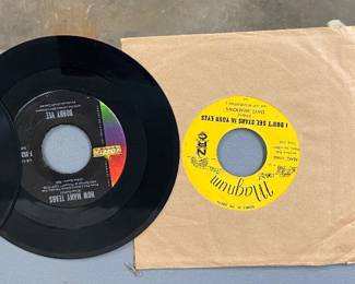 lots (@50) vintage 45's, no functional LP player on site