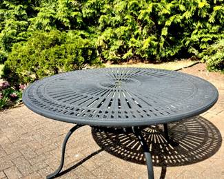 $450 - Trapitone Metal outdoor table - 55d