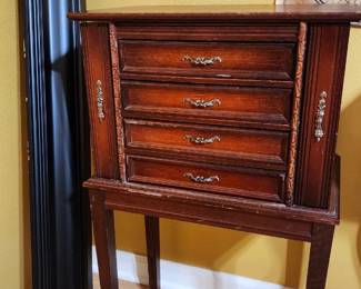 Jewelry cabinet