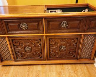 Magnavox Console Stereo and turntable