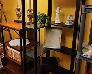 Corner shelf with accessories
