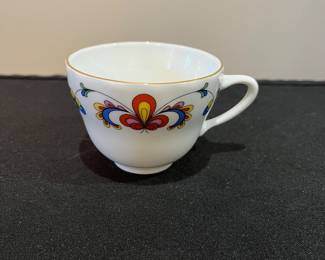 R123 - $450.  "Farmers Rose" China. Porsgrund Norway. 1997. Scalloped, Gold Trim. 