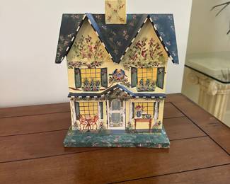 R10 - $15. Vintage Handcrafted Mills River House / Storage Box. 
