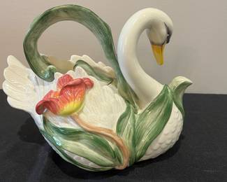 R64 - $25. 1995 Fitz & Floyd Swan Tea Pot "Tulip Swan"