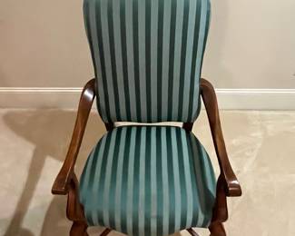 R1 - $1,450. Henredon Table with 6 Chairs. 2 Captains chairs / 4 regulars. Table Measures 76.5" x 44" x 30" tall.  2 leaves - Each leaf adds 20". Has table pads. 