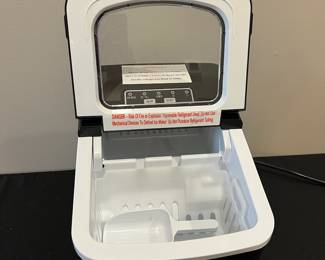 R66 - $20. Counter Top Ice Maker. Aglucky Brand Ice Maker HZB-12/B.