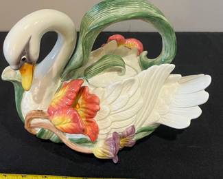 R64 - $25. 1995 Fitz & Floyd Swan Tea Pot "Tulip Swan"