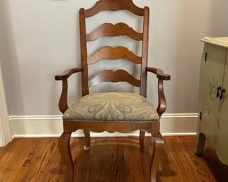 R114 - $450. Ethan Allen Table & Chairs. Measures 56" round x 30" tall. Has 1 leaf that adds 20". Table is very sturdy and in very good condition. Chairs have been heavily used and need reupholstered / tightened up. 