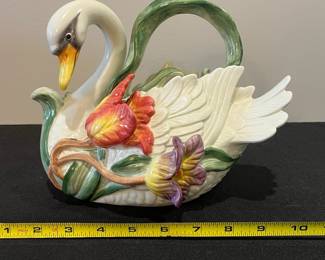 R64 - $25. 1995 Fitz & Floyd Swan Tea Pot "Tulip Swan"