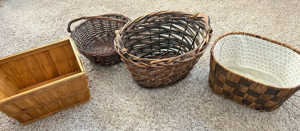 Lot 1: Lot of 4 Wicker, Wood and Fabric-Lined Decorative Baskets with Handles