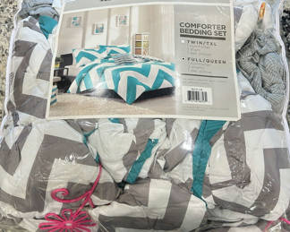 Lot 12: Full/Queen Teal Chevron Comforter Bedding Set