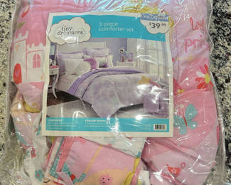Lot 11: Tiny Dreamers Full/Queen Pink Princess Castle Comforter Set