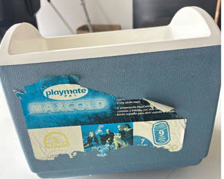 Lot 51: Igloo Playmate Pal MAXCOLD 7-Quart Personal Cooler Blue/White