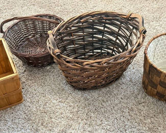 Lot 1: Lot of 4 Wicker, Wood and Fabric-Lined Decorative Baskets with Handles